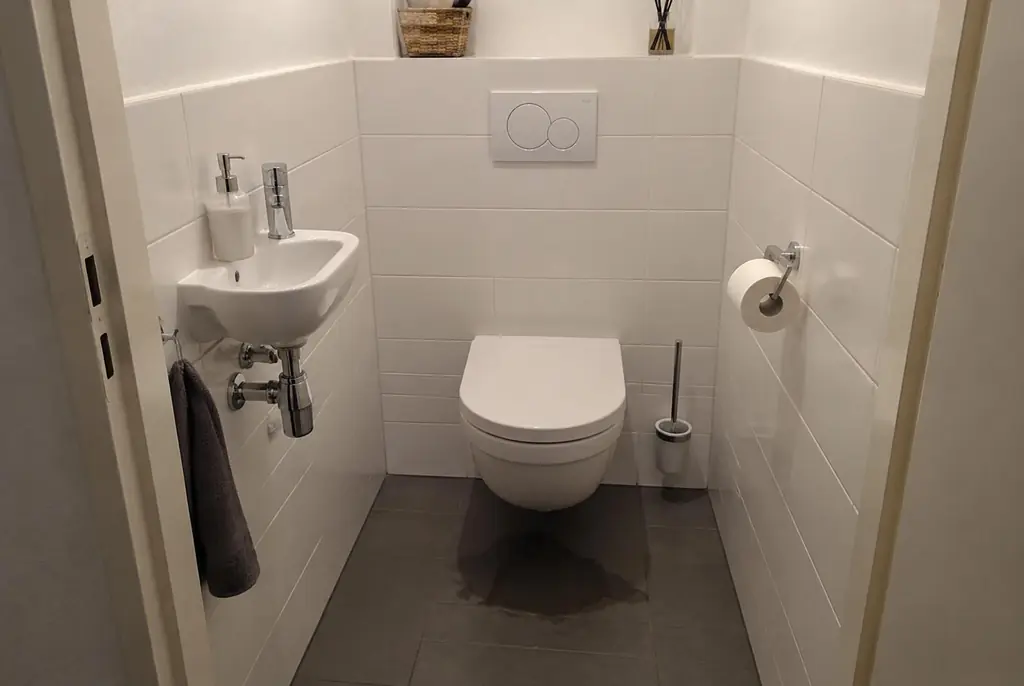 Lekdetectie Den Helder – natte vloer bij een toilet