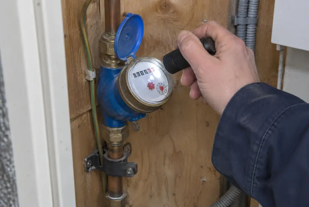 Lekdetectie Den Helder – watermeter in de meterkast controleren met een zaklamp